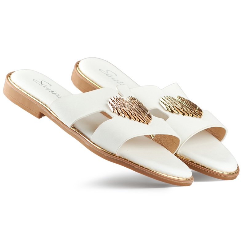 Chinelos femininos brancos com coração decorativo