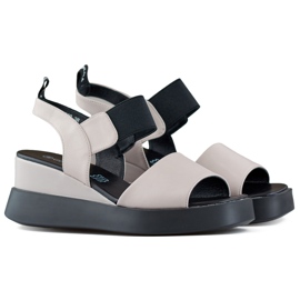 Sandálias femininas de couro com cunha e elástico bege