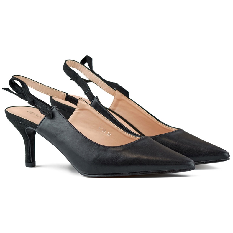 Elegantes saltos altos pretos com salto aberto