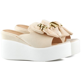 Chinelos femininos bege com ursinho de pelúcia e laço na cunha