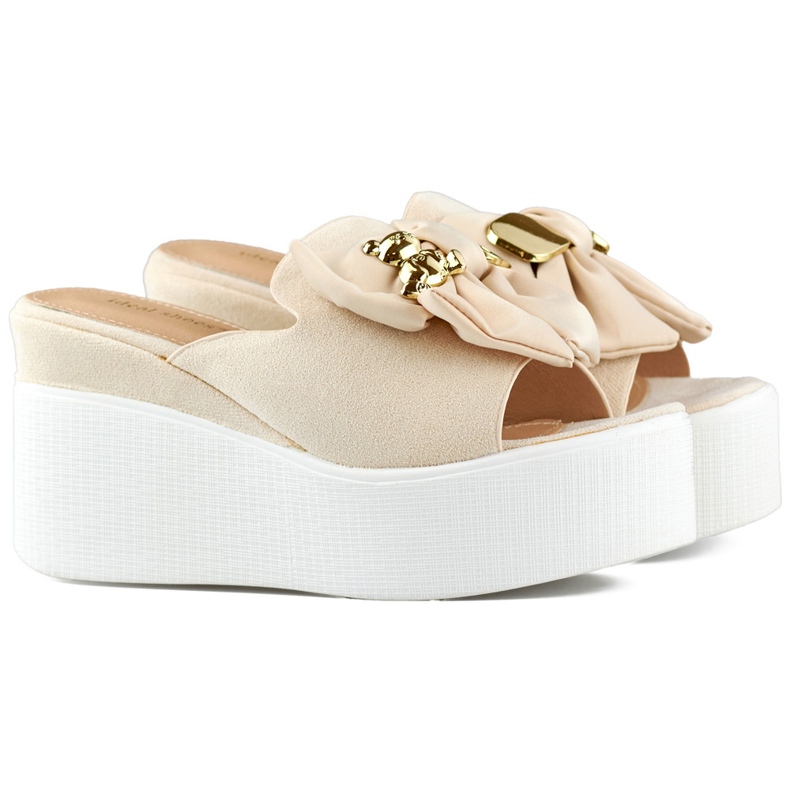 Chinelos femininos bege com ursinho de pelúcia e laço na cunha Chinelos femininos bege com ursinho de pelúcia e laço na cunha