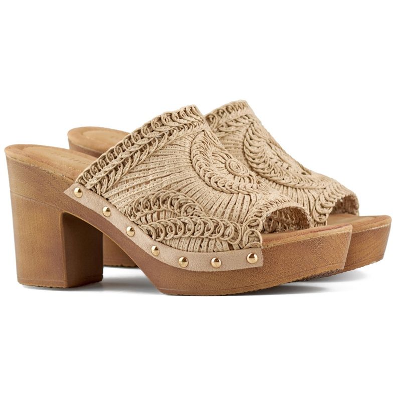 Chinelos femininos em renda bege com sola imitando madeira Chinelos femininos em renda bege com sola imitando madeira