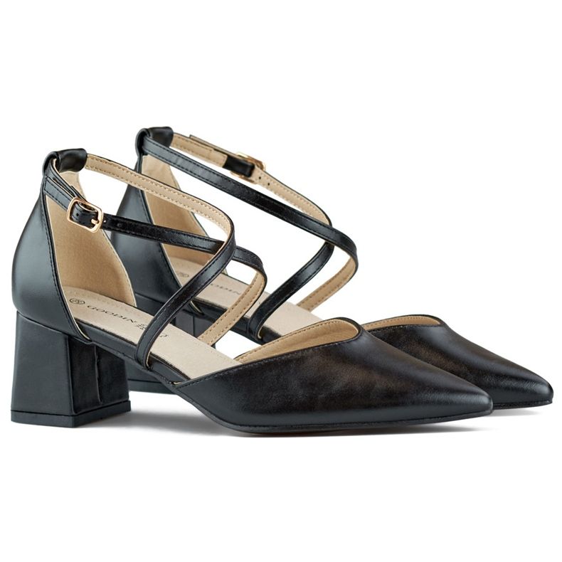 Sapatos pretos com tiras e salto baixo