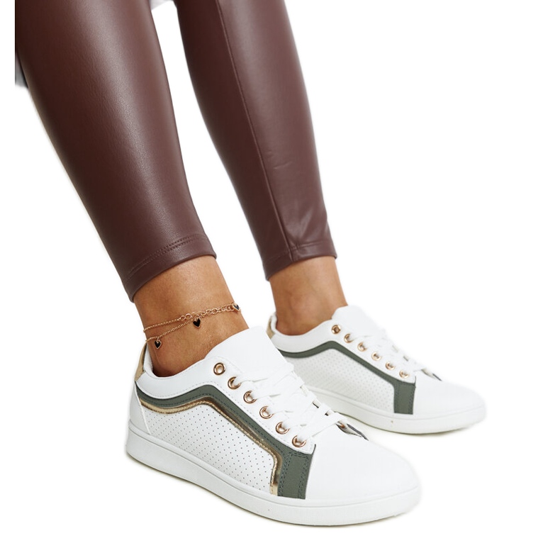 Tênis branco e verde na plataforma Amala