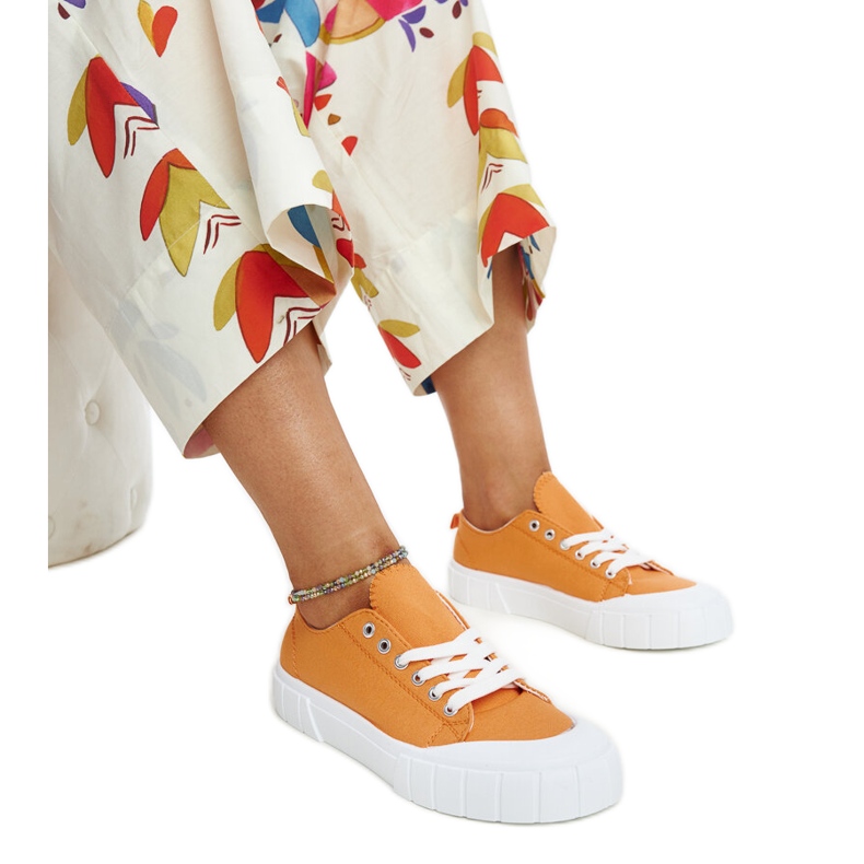 Tênis de tecido laranja do Eduard