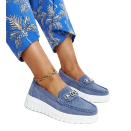 Sapatos de couro azul com fivela decorativa