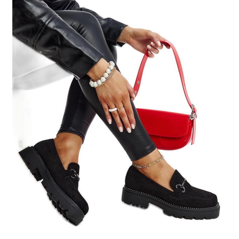 Sapatos de couro preto com fivela decorativa