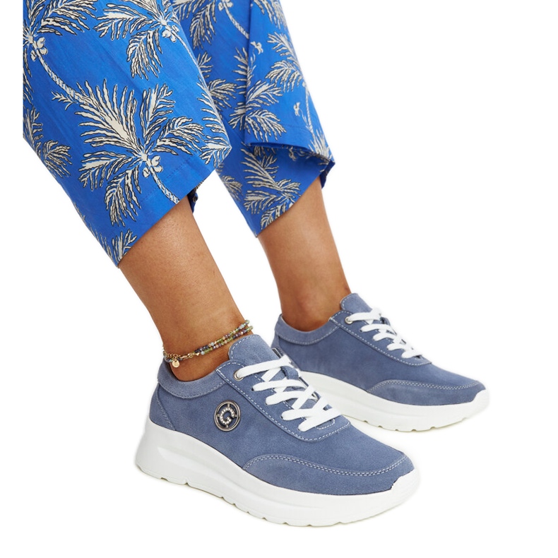 Sapatos de couro azul com fivela decorativa