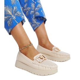 Sapatos de couro bege com fivela decorativa