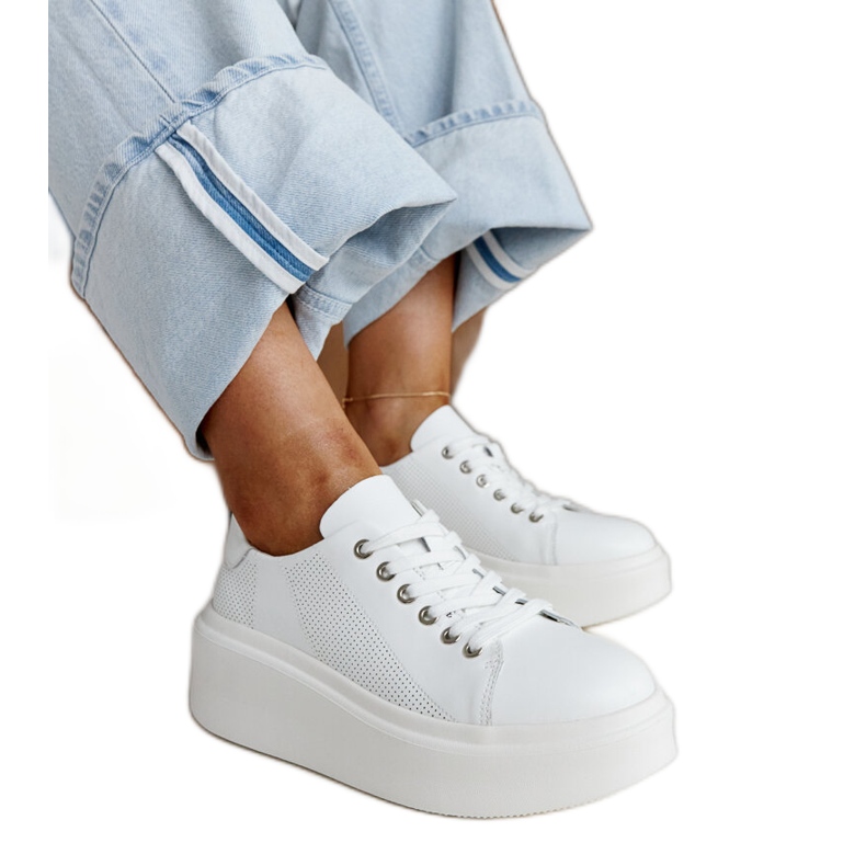 Sapatos de couro azul com fivela decorativa branco