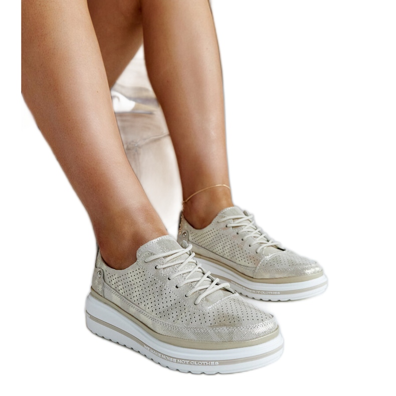 Tênis de cunha de couro dourado piano