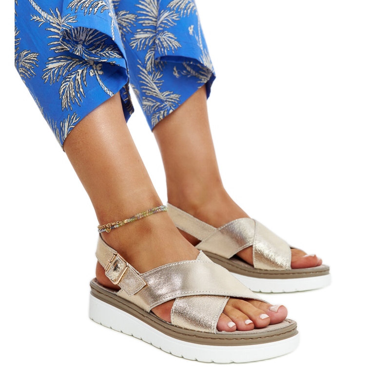 Sandália plataforma Ithar dourada em couro dourado
