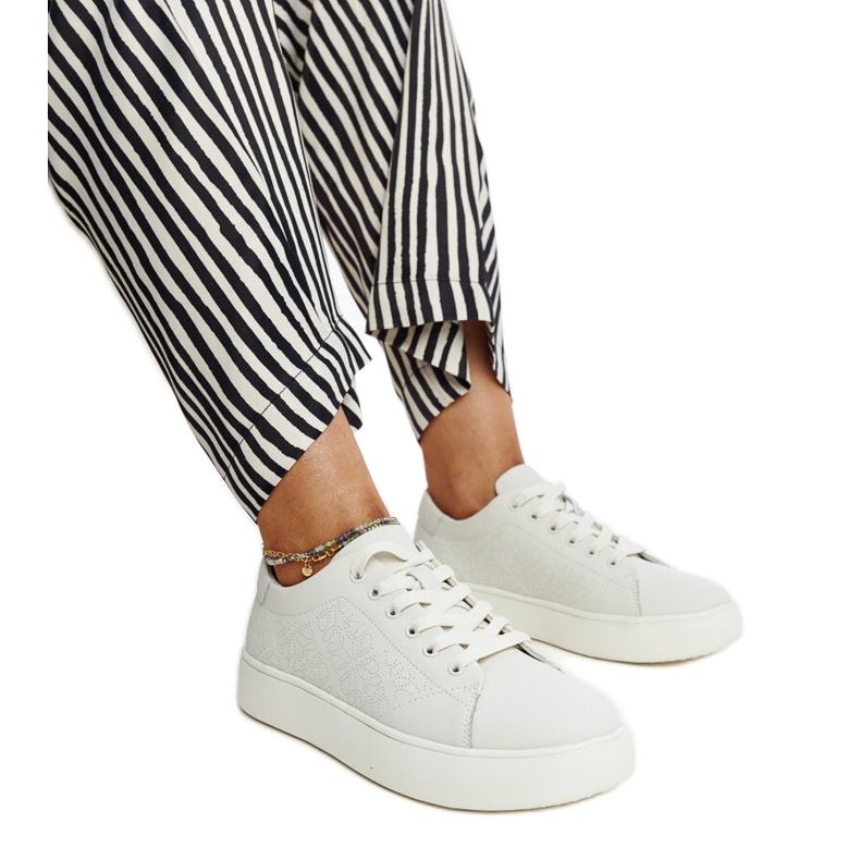 Tênis de couro bege