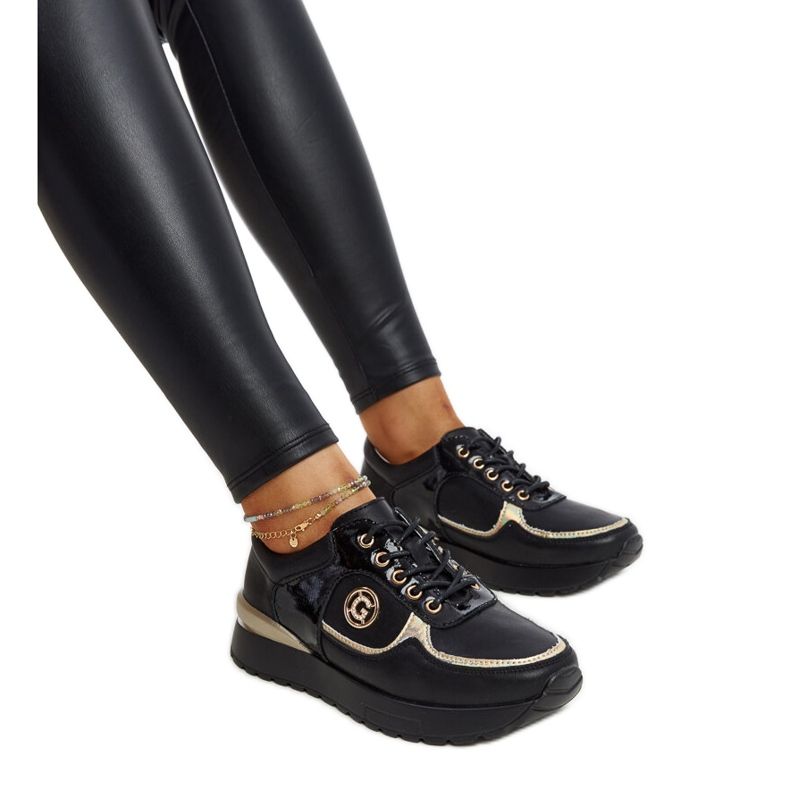 Sapatos de couro preto com fivela decorativa