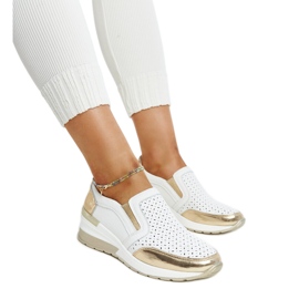 Tênis de cunha Vernon branco e dourado com detalhes vazados