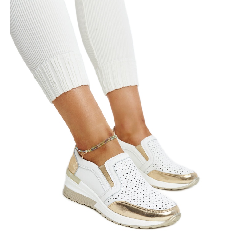Tênis de cunha Vernon branco e dourado com detalhes vazados