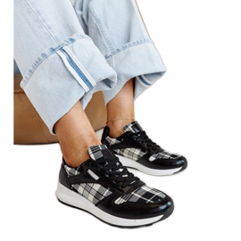 Sapatos de couro preto com fivela decorativa