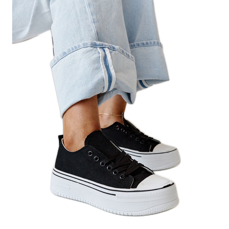 Tênis preto com sola grossa Bahira