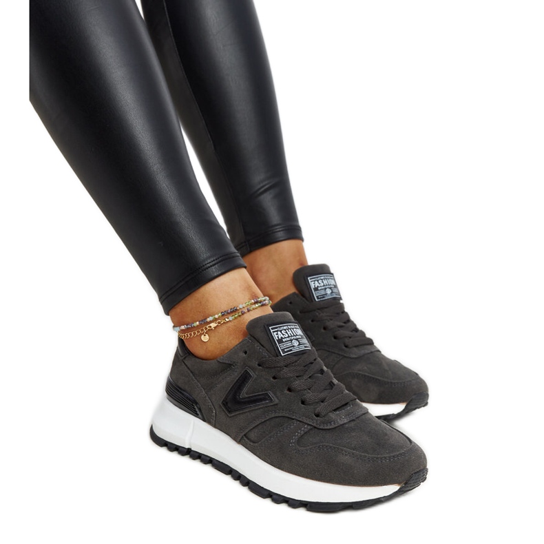 Tênis cinza escuro com sola Olonio mais grossa