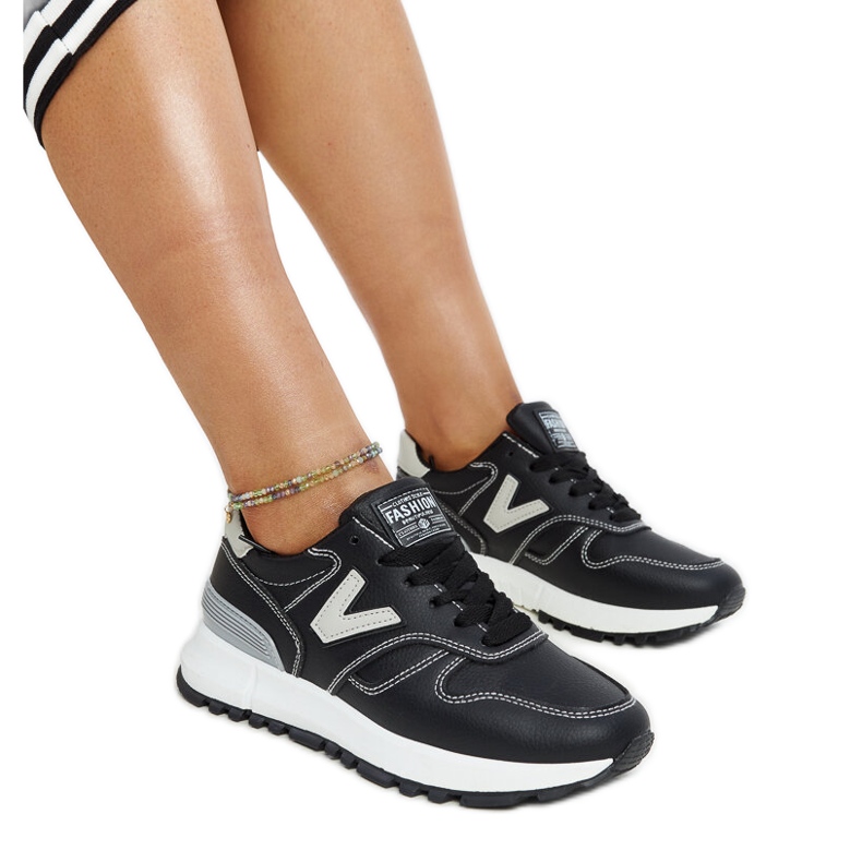 Tênis preto com sola Cettina grossa