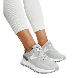 Tênis cinza com sola Cettina mais grossa