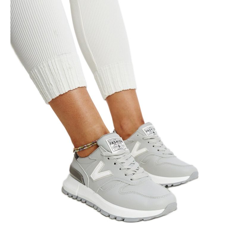 Tênis cinza com sola Cettina mais grossa