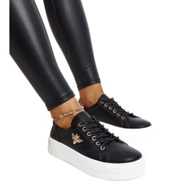 Sapatos de couro preto com fivela decorativa