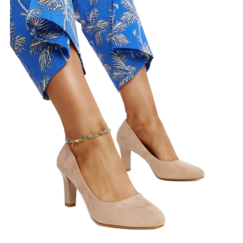 Sapatos bege de salto alto com inserção de couro da Lalande Sapatos bege de salto alto com inserção de couro da Lalande