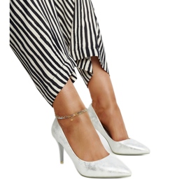 Salto alto metálico prateado com inserção de couro Paume prata