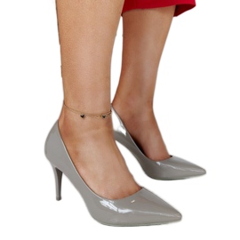 Sapatos de salto agulha cinza com detalhes em couro da Alsácia