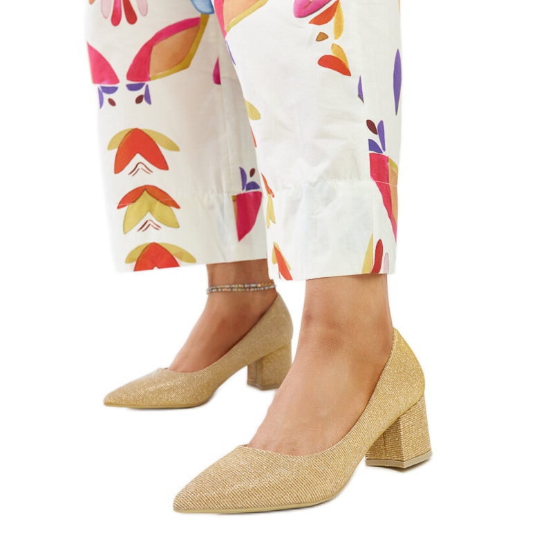 Sapatos leigos de salto alto dourados e brilhantes