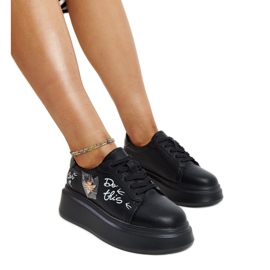 Sapatos de couro preto com fivela decorativa