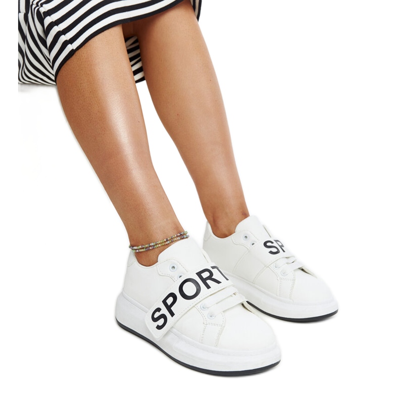 Sapatos de couro azul com fivela decorativa branco