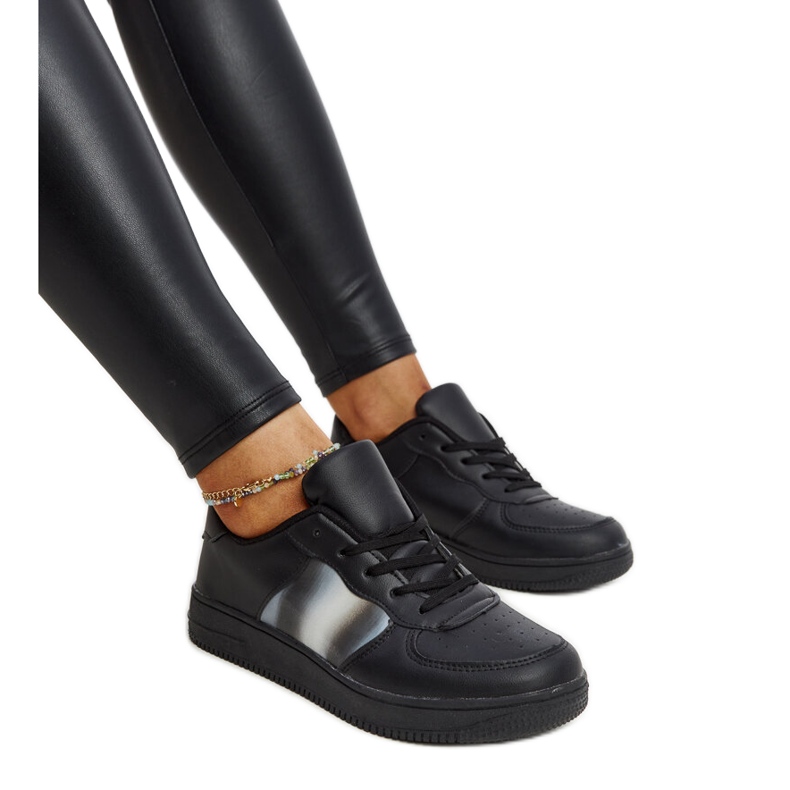 Sapatos de couro preto com fivela decorativa