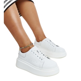 Tênis de couro branco com cadarço