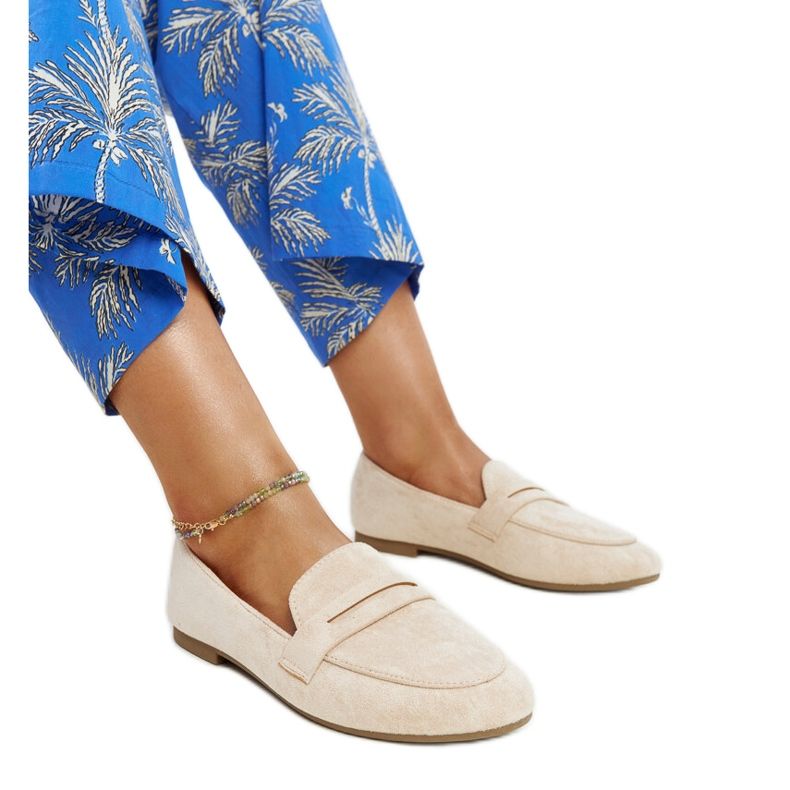 Mocassins bege claro feitos de camurça ecológica Hennie