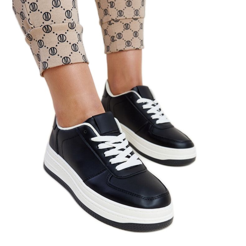 Tênis preto na plataforma Cvita