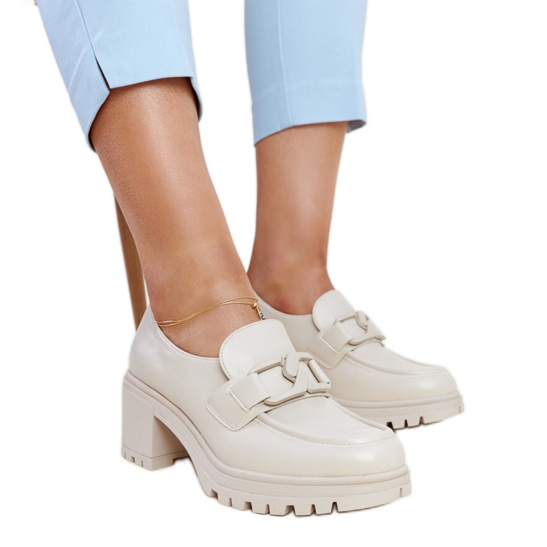 Sapatos bege com aplicação de couro da Vinceza