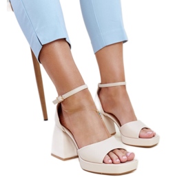 Sandálias de salto alto bege claro da Vesna Sandálias de salto alto bege claro da Vesna