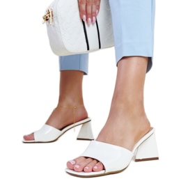 Chinelos de salto alto Andela patenteados brancos