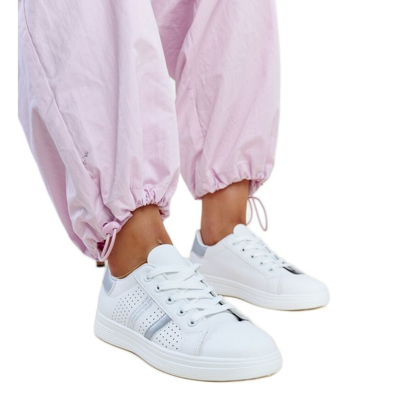 Tênis de couro ecológico branco e prata da Berdine