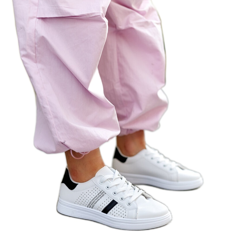 Tênis de couro ecológico branco e preto da Berdine