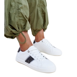 Tênis branco e preto com faixa decorativa Grada