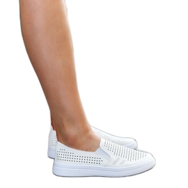 Tênis slip-on bege vazado da Dafina