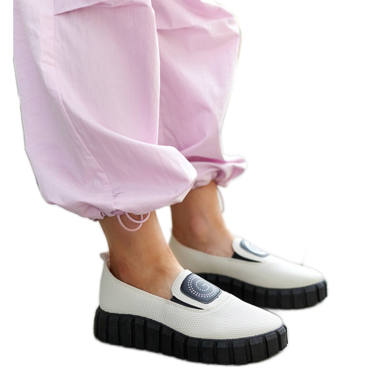 Sapatos bege com sola enorme Teska