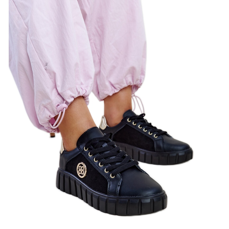 Tênis de couro preto com sola Viera maciça