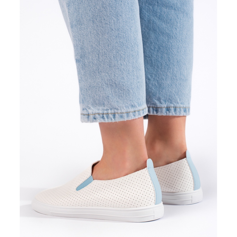 Tênis slip-on perfurado em branco e azul