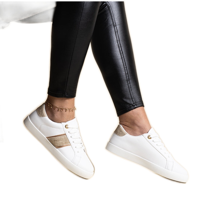 Tênis branco e dourado com faixa decorativa Grada