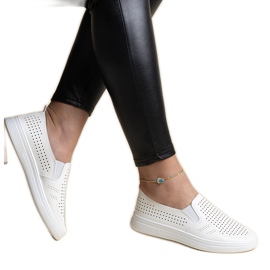 Tênis slip-on branco vazado da Dafina
