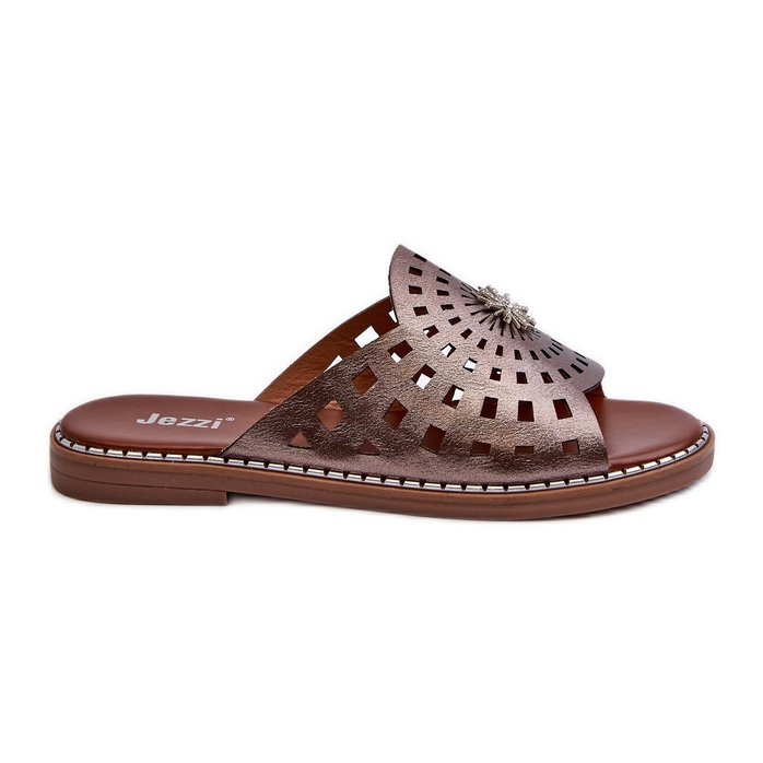 Chinelos femininos brilhantes de salto baixo com decoração de cobre Ebirena castanho